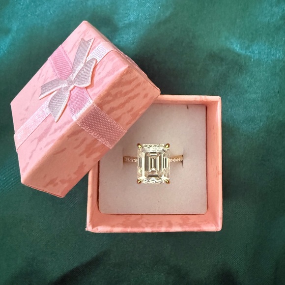 Brand New Genuine Gold S925 Silver & Emerald Cut 4CT Moissanite Ring size 6 - Picture 1 of 3